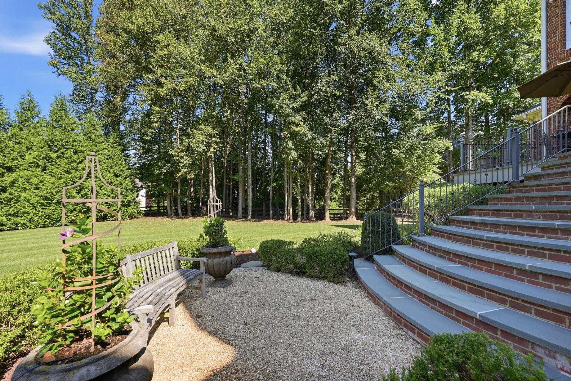 3002 Applebrook Ln — Driveway and motor court
